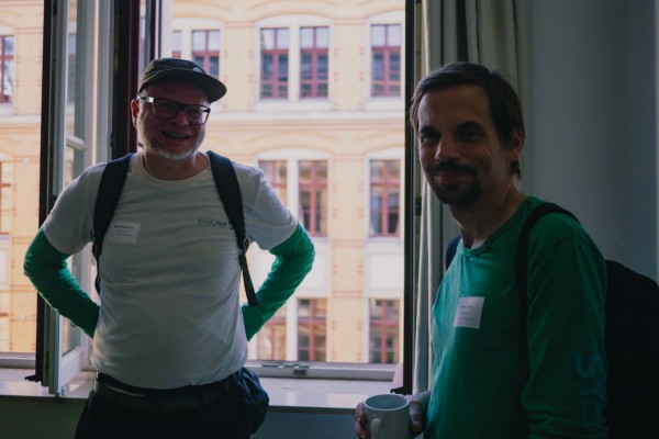 Foto von zwei Mitarbeitern beim CiviCamp 2023