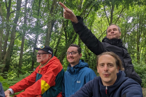 Foto von drei Mitarbeitern beim Betriebsausflug auf einer Draisine
