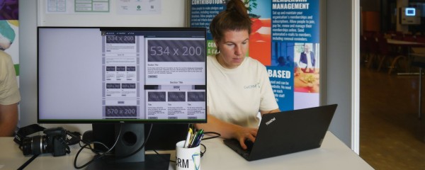 Foto von Mitarbeiterin bei der FrOSCon 2023