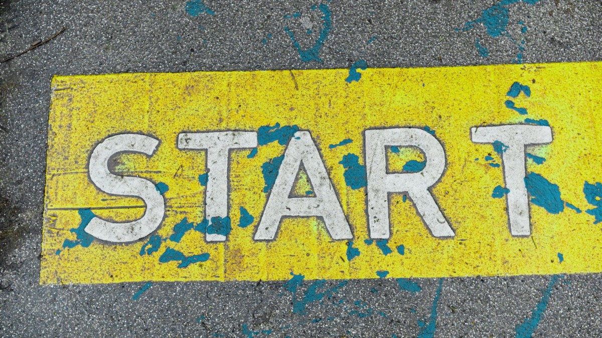 "Start" Markierung auf Asphalt