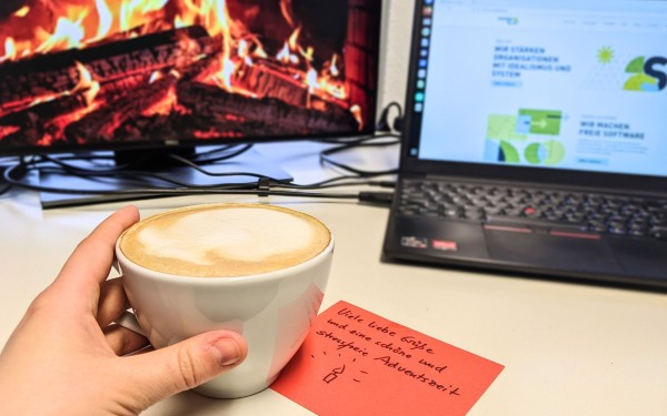 Kaffeetasse vor gemütlichem Lagerfeuer